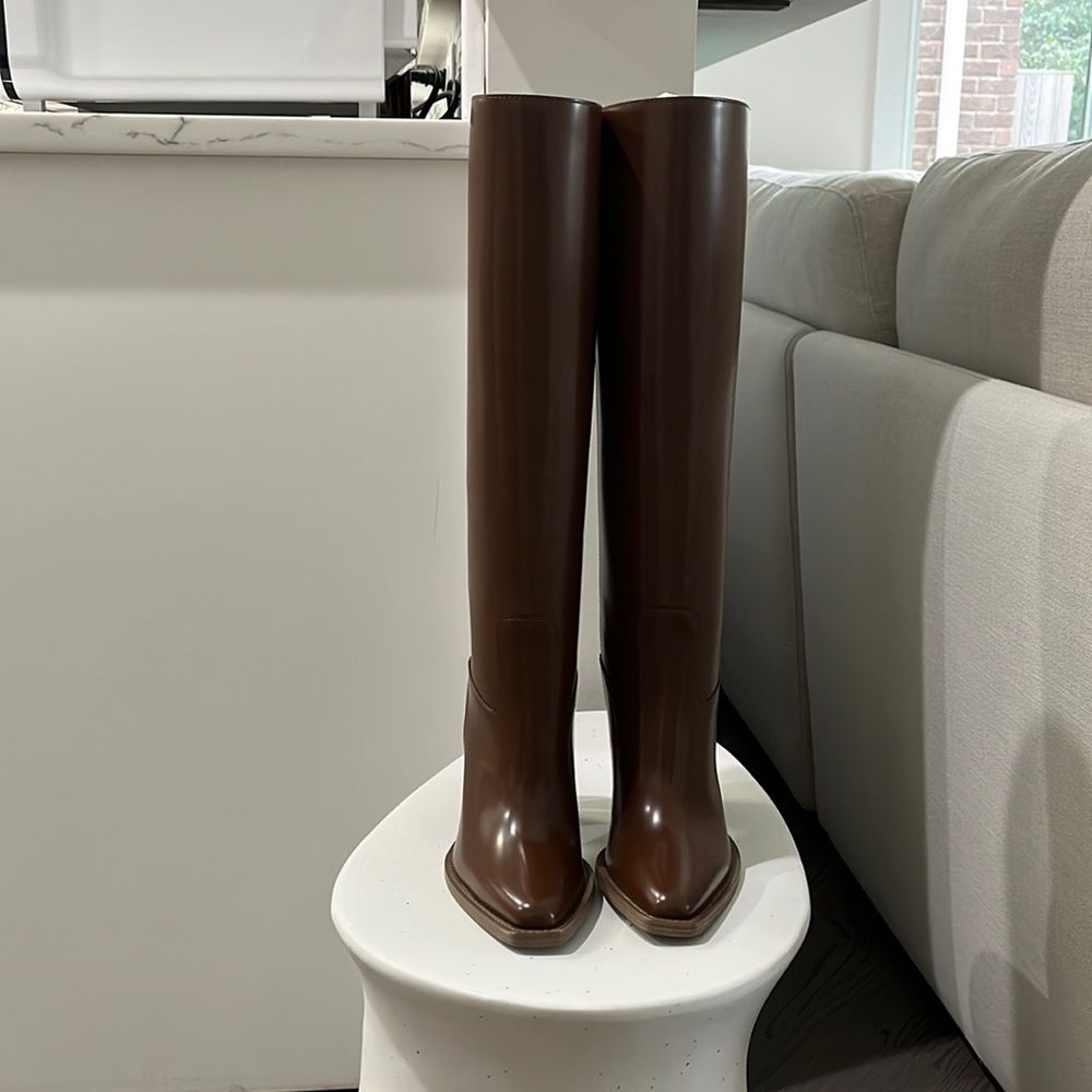 NWT and original box - Fendi brown boots in size 37